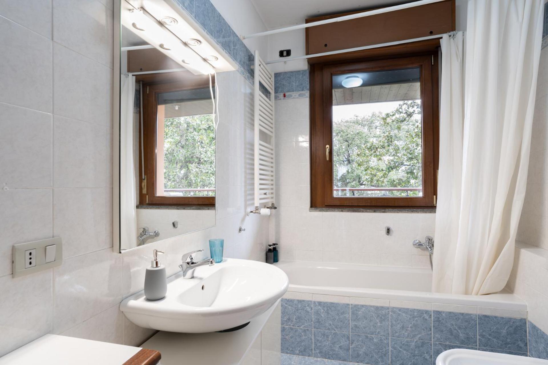 Spacious Bright Apartment Near City Center And Como Lake With Air Conditioning Lecco Bagian luar foto