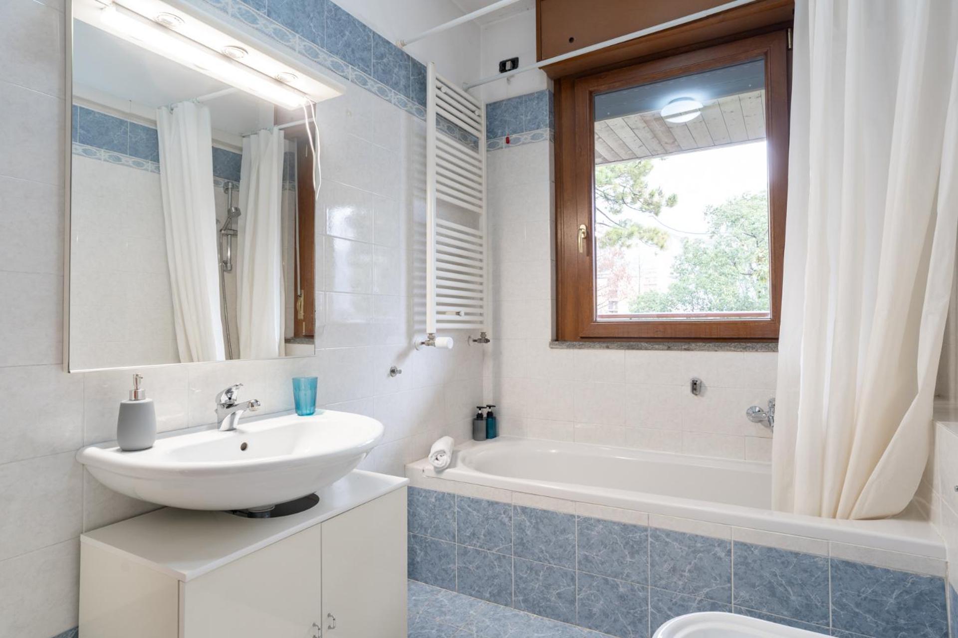 Spacious Bright Apartment Near City Center And Como Lake With Air Conditioning Lecco Bagian luar foto